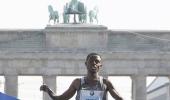 Berlin marathon: Bekele wins in near record time