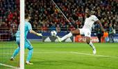 Easy for Manchester Utd; PSG rout Bayern Munich