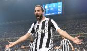 Juve score twice in last five minutes to sink 10-man Inter