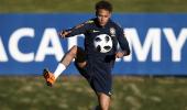 Neymar's slim shoulders carry Brazil's burden of hopes