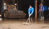 PIX: Nadal joins volunteers in clean-up op after floods in Majorca