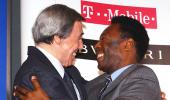 Pele pays tribute to 'goalkeeper with magic' Banks