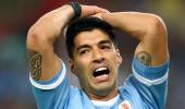 Suarez appeals for penalty for handball by goalkeeper