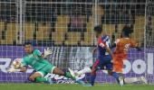 ISL: Goa hold Bengaluru with late penalty