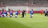 PIX: More German teams kneel before games