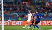 Marauding Italy first to make knockouts