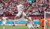 Czechs stun 10-man Netherlands to seal quarters berth