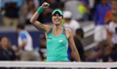 US Open: Swiatek cruises into second round