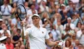 Sinner pummels Martinez to reach last 16
