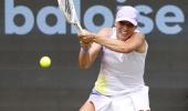 Swiatek pounds Paolini, closes in on first grass title