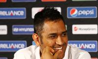 Dhoni honoured at Asian awards in the UK