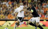 Valencia put one leg in Champions League group stages