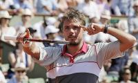 Wawrinka faces boos after beating local boy Tsonga