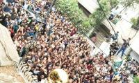 Pak captain Sarfraz Ahmed swarmed by fans as he gets hero's welcome