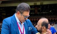 Ravi Shastri meets 'childhood hero' at Chinnaswamy