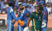 3rd ODI Updates: Jadeja breaks the partnership  