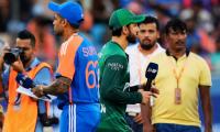 SKY Snubs Handshake with Pakistan Capt at Toss