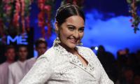 Sonakshi Sinha shows her dance moves on the ramp! 