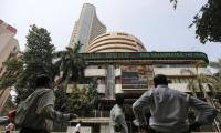 Markets end flat, bank, auto stocks restrict gains