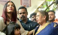 Aishwarya-Aaradhya seek Ganpati's blessings