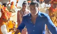 WATCH: Salman dances during Ganpati visarjan