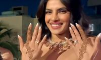 Priyanka Shows Off Mehendi At Shaadi