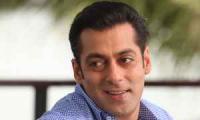 Salman backs Cong's Kamat in Mumbai North West