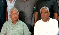 Lalu places Nitish on Bihar's throne, vows to demolish Modi sarkar