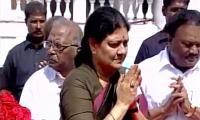 Sasikala takes over as AIADMK chief; breaks down while addressing partymen