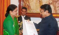 Sasikala meets Guv; stakes claim to form government