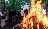 Eldest daughter lights pyre, Manmohan Singh cremated