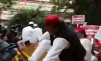 LIVE! INDIA bloc march to EC: Akhilesh climbs over barricade 