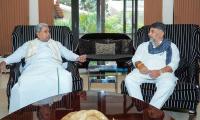 Siddaramaiah visits DKS for breakfast in show of unity