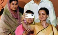 Kangana's Selfie In Session