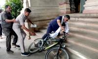 OOPS... DKS Falls Off A Cycle!