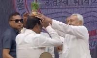 SEE: Nitish places flowerpot on IAS officer's head