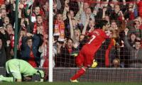 Suarez hat-trick keeps Liverpool on Arsenal's tail