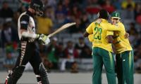 Calm De Villiers leads South Africa to win over NZ