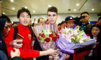 Oscar arrives in China to Shanghai SIPG fans cheers