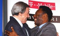 Pele pays tribute to 'goalkeeper with magic' Banks