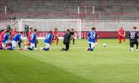 PIX: More German teams kneel before games