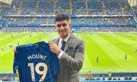 Chelsea's Mount gifts jersey to Gill