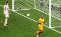 Depay, Dumfries put Dutch into quarters