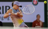 Swiatek survives wind, rain, and errors to advance