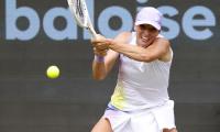 Swiatek pounds Paolini, closes in on first grass title