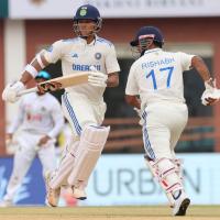 Yashasvi Jaiswal and Rishabh Pant run between the wickets during day one.