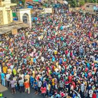 Migrants protest in Mumbai in April 2020