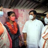 BJP's Locket Chatterjee and JP Nadda meet a BJP worker's family