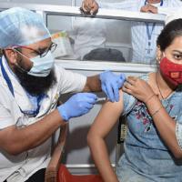 India vaccinates with Covishield and Covaxin against Covid