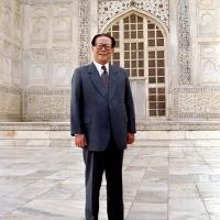 Jiang Zemin in the courtyard of the Taj Mahal in 1996